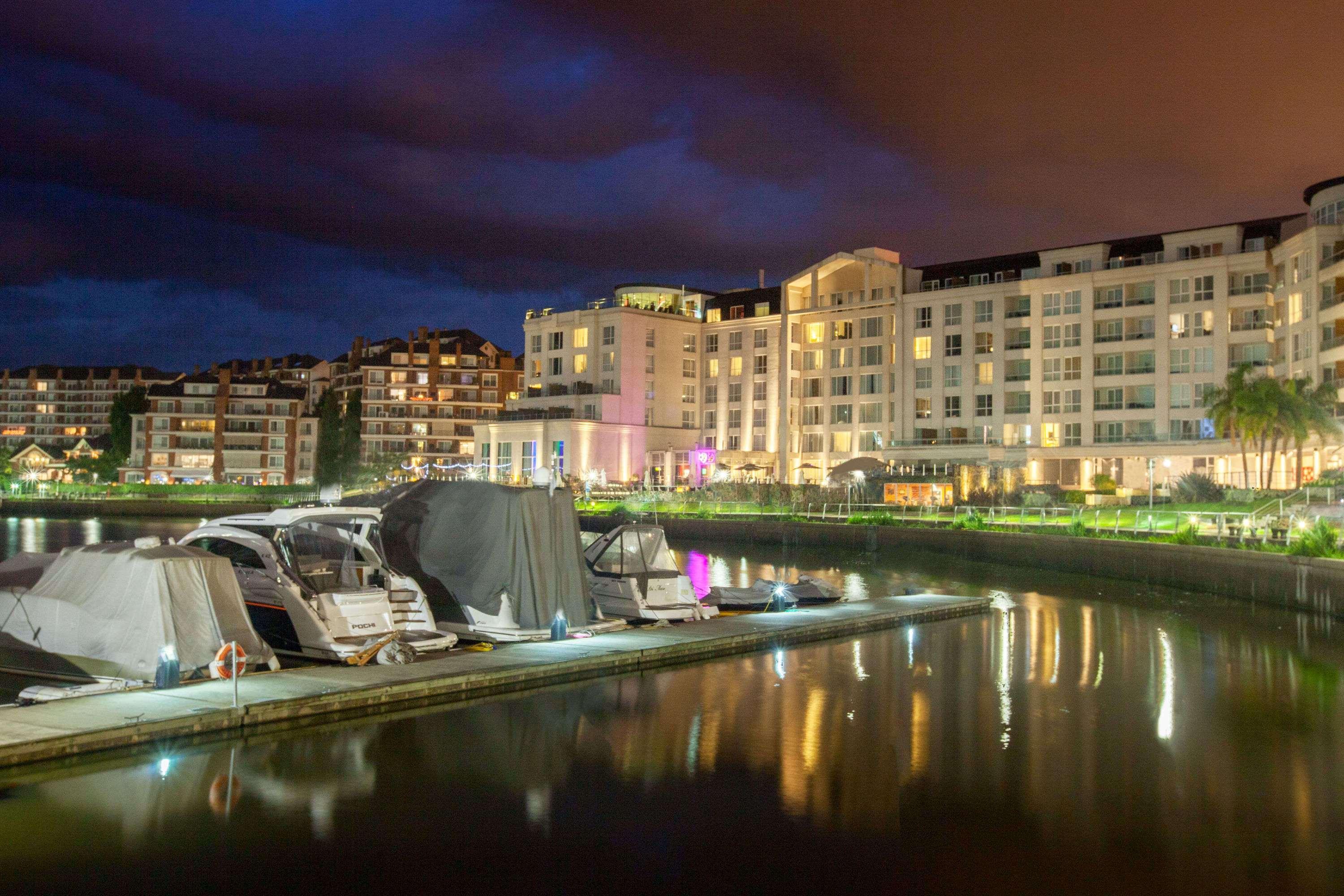 Wyndham Nordelta Tigre - Buenos Aires Otel Dış mekan fotoğraf Marina at night