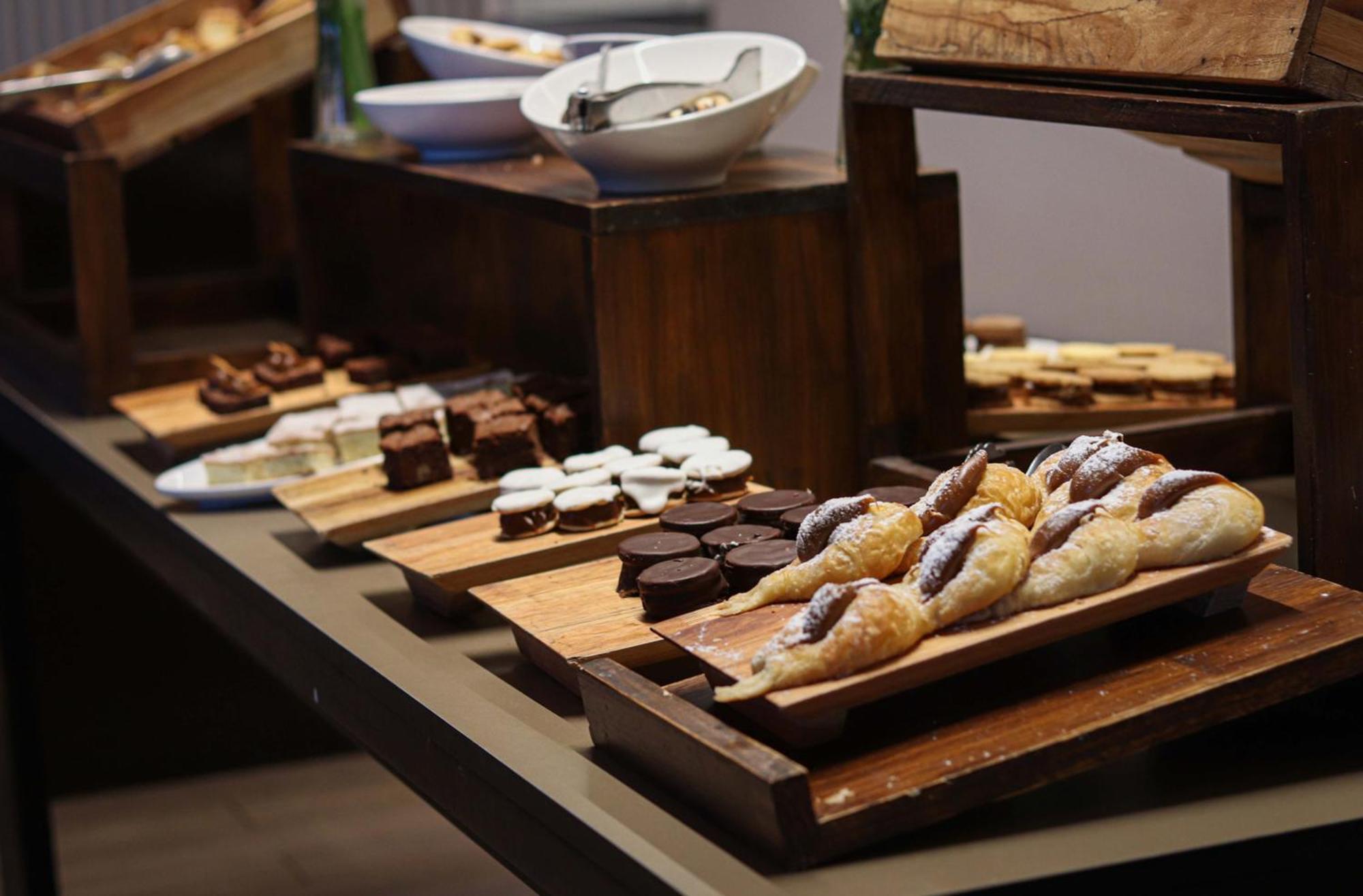 Wyndham Nordelta Tigre - Buenos Aires Otel Dış mekan fotoğraf A selection of desserts
