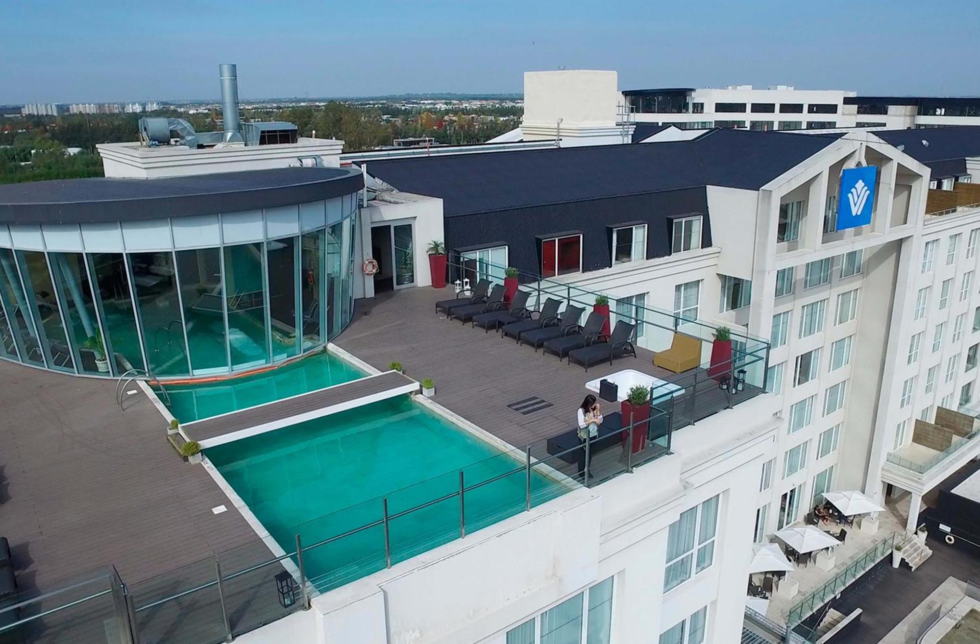 Wyndham Nordelta Tigre - Buenos Aires Otel Dış mekan fotoğraf The rooftop pool at the Hilton Prague