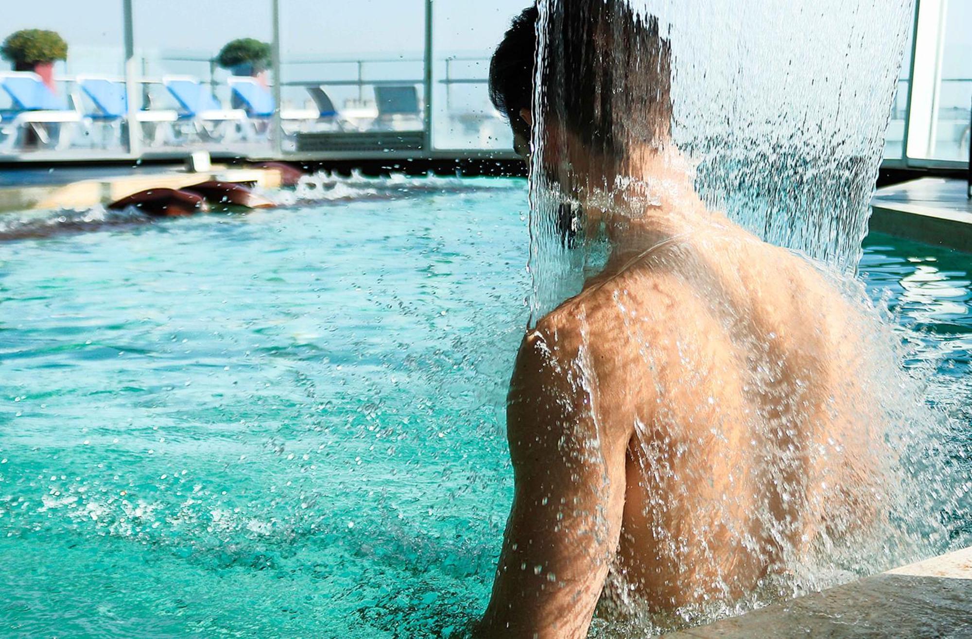 Wyndham Nordelta Tigre - Buenos Aires Otel Dış mekan fotoğraf A man in a swimming pool